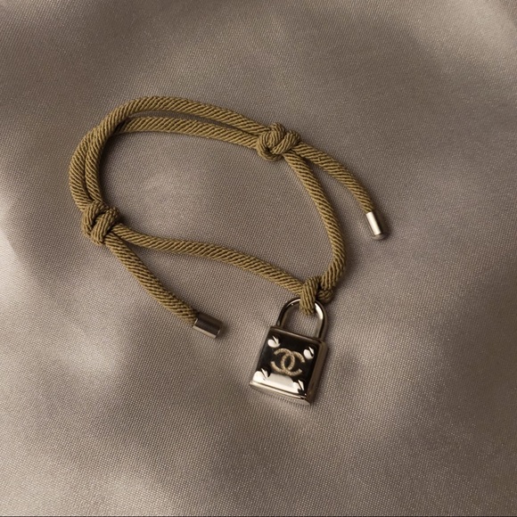 Olive green rope bracelet with silver lock charm | adjustable minimalist style - Picture 2 of 5